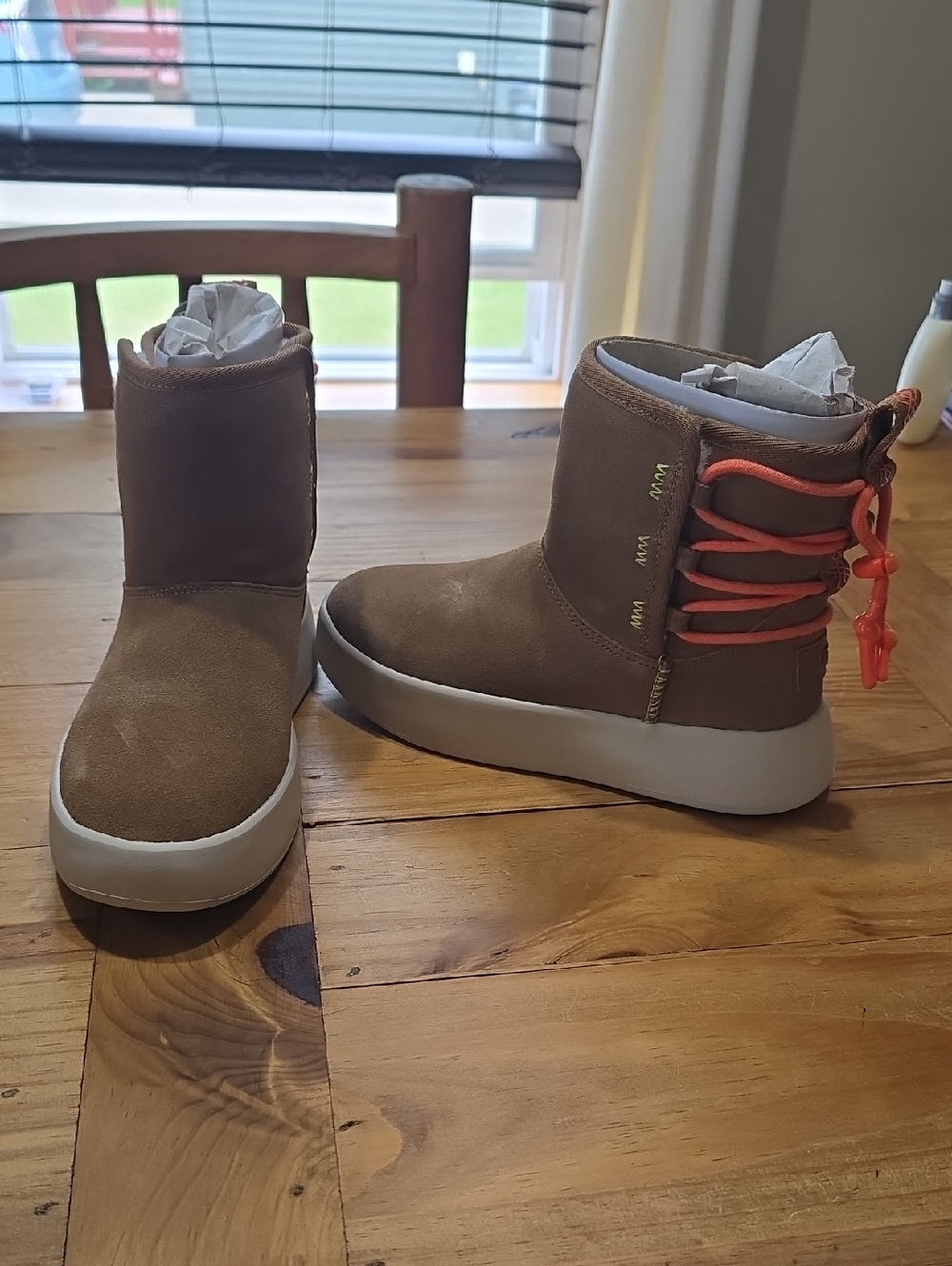 NEW WITH BOX !!Women's Size 6 UGG Classic Boom Brown Ankle Boot.